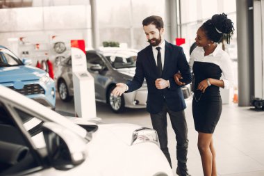 Bir araba salonda zarif Çift