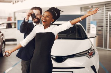 Bir araba salonda zarif Çift