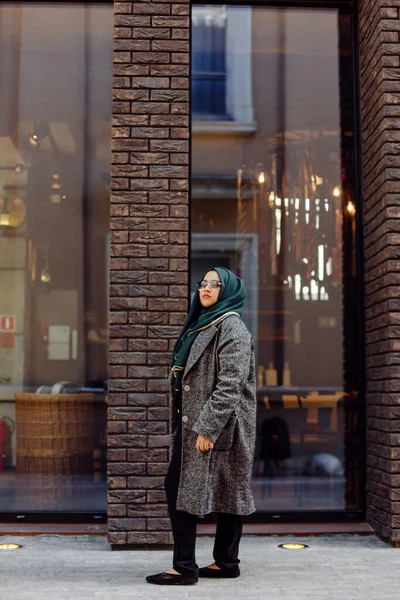 路上の緑のヒジャーブとサングラスのイスラム教徒の少女の肖像画 — ストック写真