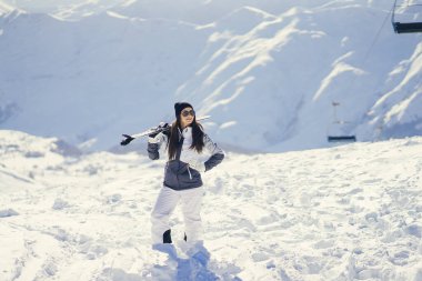 Genç ve aktif esmer kayak yapıyor karlı dağlarda