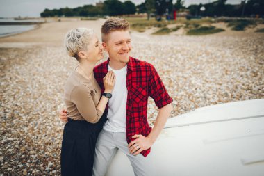 Mutlu çifte bir plajda