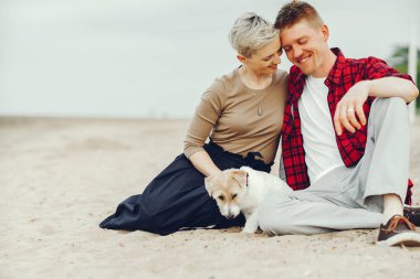 Mutlu çifte bir plajda