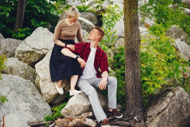 Mutlu çifte bir parkta