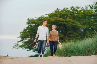 Mutlu çifte bir plajda