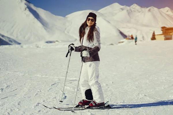 Jeune et active brunette ski dans les montagnes enneigées — Photo