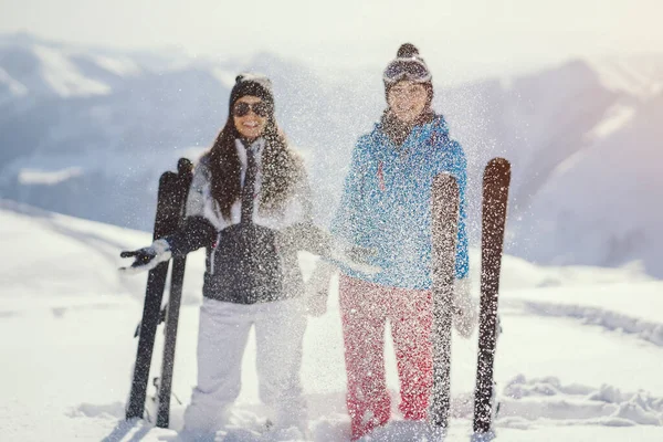 Deux jeunes et actives brunette ski dans les montagnes enneigées — Photo