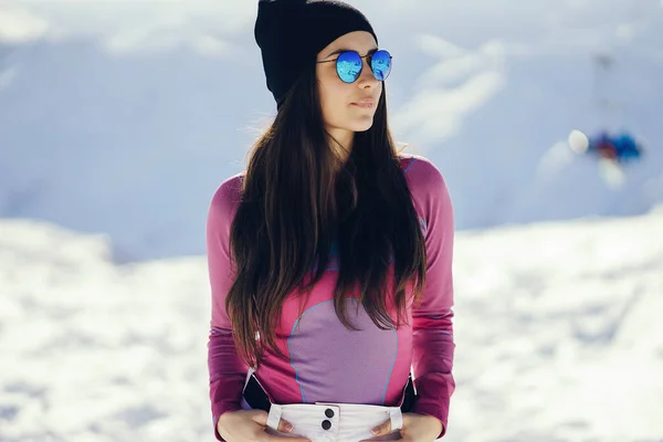Jong en actief brunette skiën in de besneeuwde bergen — Stockfoto