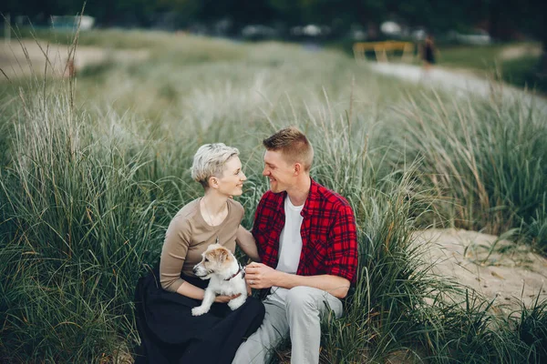 Casal feliz com cão em Chicago — Fotografia de Stock