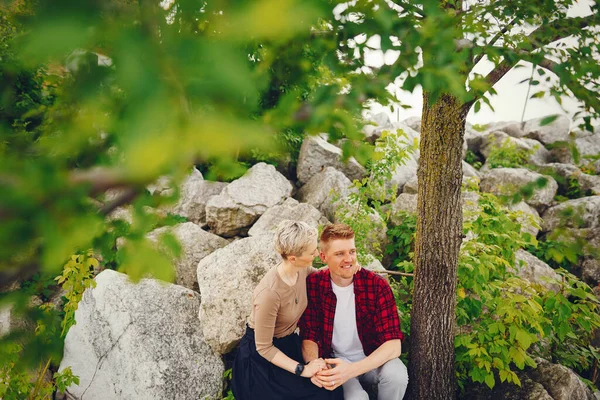 Gelukkige paar in een park — Stockfoto