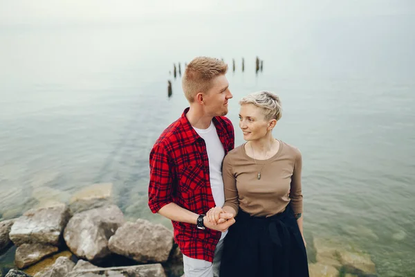 Casal feliz perto do oceano perto do lago Michigan — Fotografia de Stock