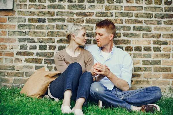 Casal feliz em um parque — Fotografia de Stock