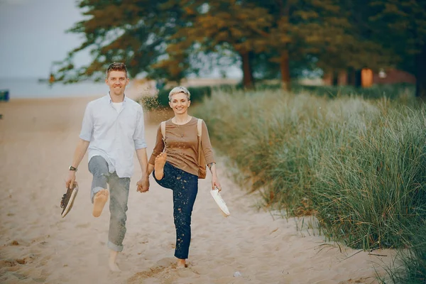 Casal feliz em uma praia — Fotografia de Stock