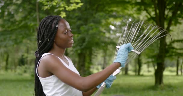 Genç siyah kız gönüllü iş için tırmık hazırlıyor. — Stok video