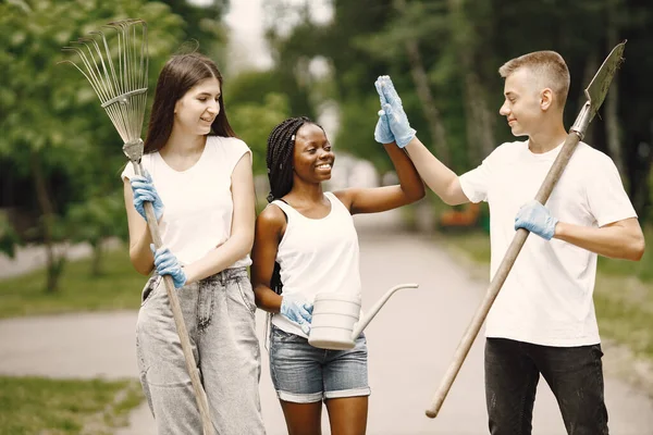 Eco activistas adolescentes dando cinco altos entre sí —  Fotos de Stock