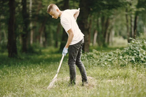 공원에서 쓰레기를 줍는 소년 자원 봉사자 — 스톡 사진