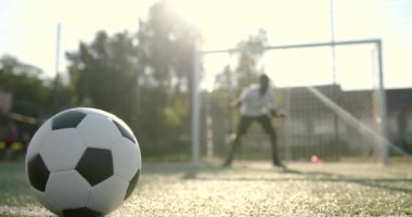 Top sahada, adam futbol sahasında dikilirken.