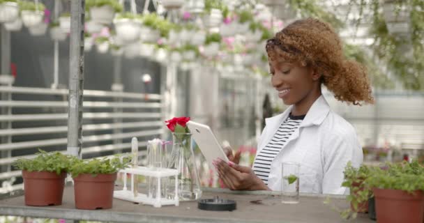 Női kutató technikus tanul egy tabletta — Stock videók