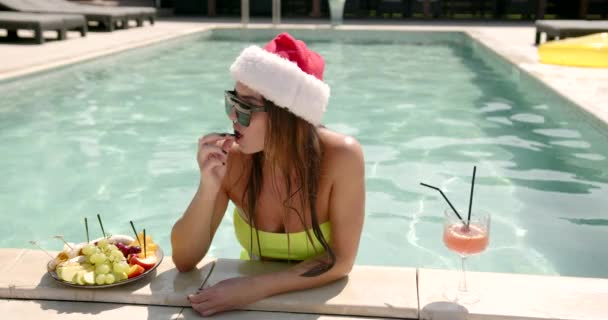 Chapeau femme au Père Noël pour fêter Noël à la piscine — Video