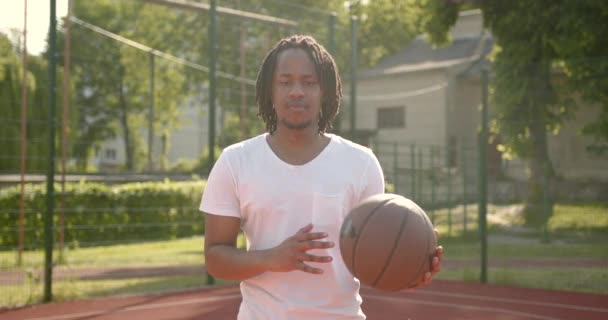 Hombre afroamericano hace un calentamiento antes de jugar baloncesto — Vídeos de Stock
