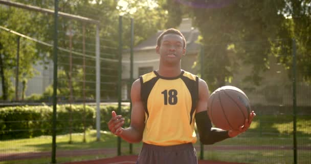 Hombre afroamericano hace un calentamiento antes de jugar baloncesto — Vídeo de stock