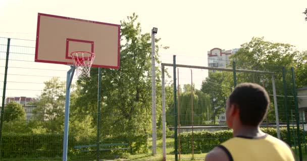 Sportig afrikansk amerikansk man som leker med basket — Stockvideo