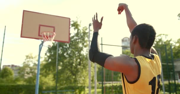 Deportivo afroamericano jugando con pelota de baloncesto — Vídeos de Stock