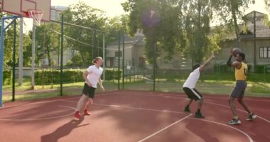 Basketbolcuların oyun sahasında antrenmanları var.