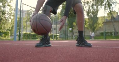 Basketbol oynamadan önce Afrikalı Amerikalı bir adam ısınıyor.