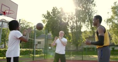 Basketbolcuların oyun sahasında antrenmanları var.