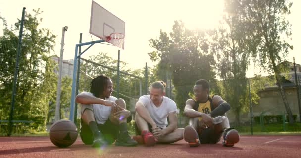 Ομάδα μπάσκετ παίκτες κάνοντας ένα διάλειμμα — Αρχείο Βίντεο