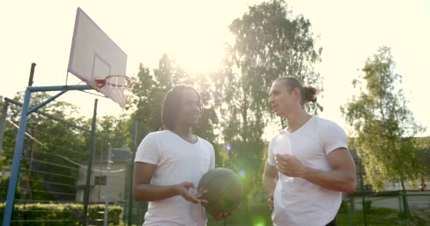 Equipo de jugadores de baloncesto haciendo un descanso — Vídeos de Stock