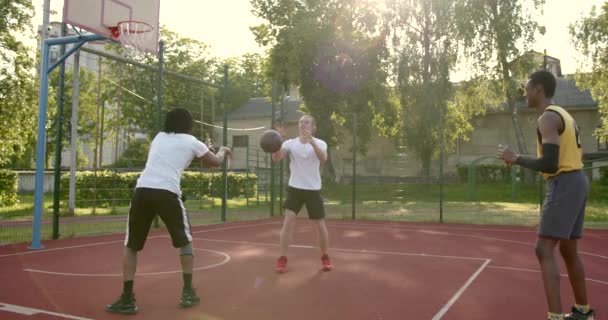Koszykarze mają trening na świeżym powietrzu na placu zabaw — Wideo stockowe