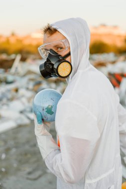 Plastik atık alanı araştıran araştırmacı çevre kirliliği seviyesini analiz ediyor
