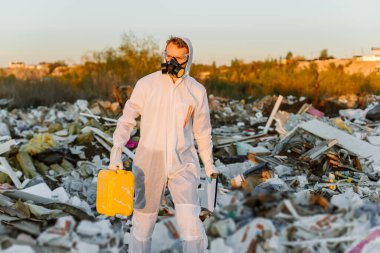 Plastik atık alanı araştıran araştırmacı çevre kirliliği seviyesini analiz ediyor