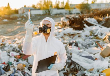 Plastik atık alanı araştıran araştırmacı çevre kirliliği seviyesini analiz ediyor