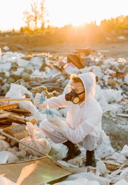 Plastik atık alanı araştıran araştırmacı çevre kirliliği seviyesini analiz ediyor