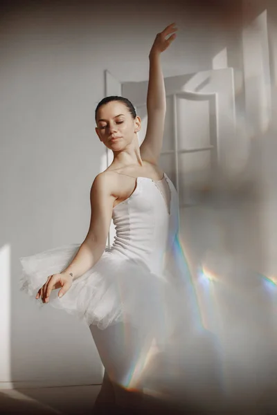 Ballerina posa davanti a sfondo bianco — Foto Stock