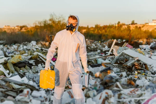 Plastik atık alanı araştıran araştırmacı çevre kirliliği seviyesini analiz ediyor