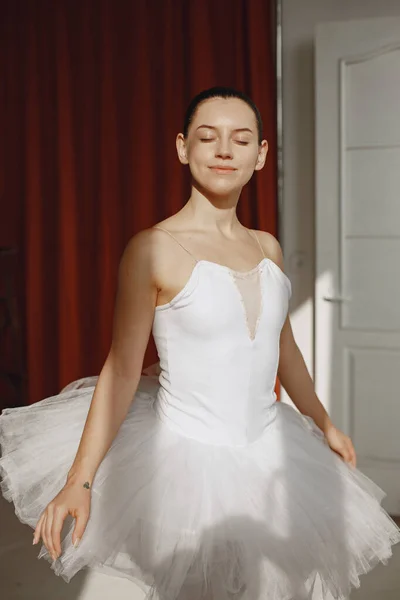 흰 배경 앞에서 있는 발레리나 — 스톡 사진