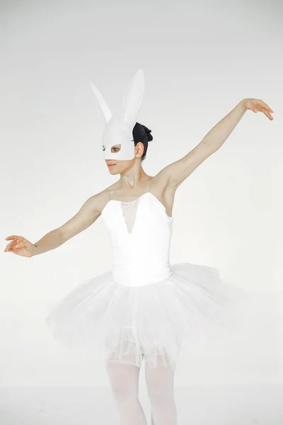 Ballerine posant devant fond blanc — Photo