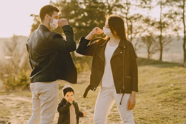 Famille élégante marchant sur un champ de printemps — Photo