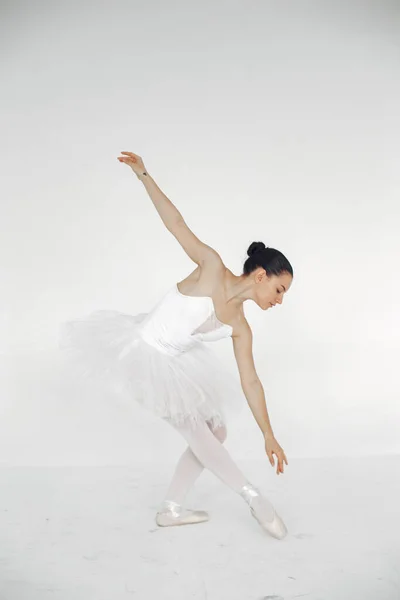 Ballerina posiert vor weißem Hintergrund — Stockfoto