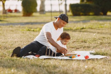 Baba ve oğul yaz parkta eğleniyor