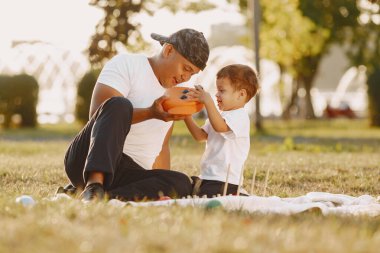 Baba ve oğul yaz parkta eğleniyor