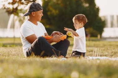 Baba ve oğul yaz parkta eğleniyor