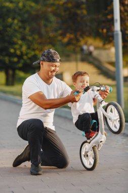 Baba ve oğul yaz parkta eğleniyor