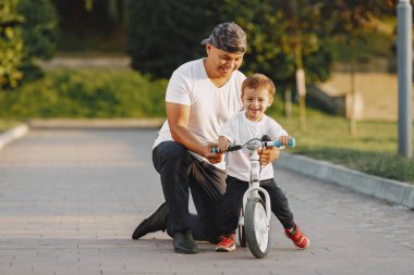Baba ve oğul yaz parkta eğleniyor