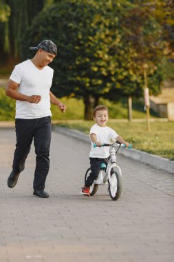 Baba ve oğul yaz parkta eğleniyor