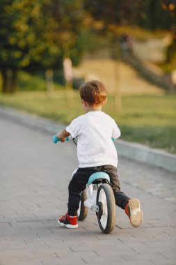 Sevimli küçük çocuk oyun alanında iyi eğlenceler.