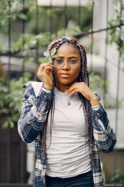 Şehirde gülümseyen güzel bir Afrikalı kadın portresi.